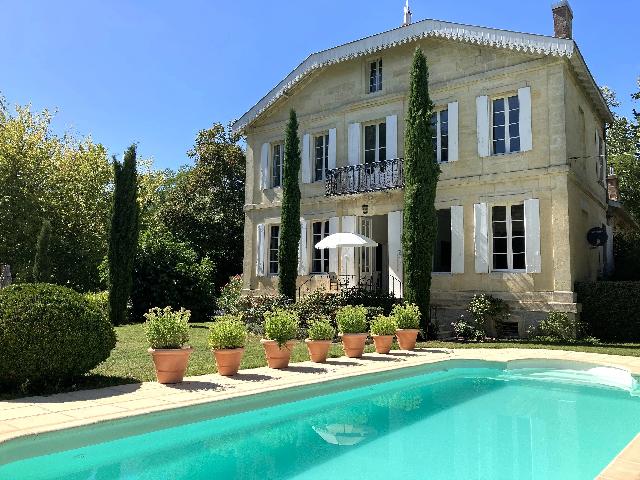 Huis te koop in&nbsp;COUTRAS 33230 Gironde Aquitaine France: Elegant Frans landhuis met park, zwembad en toegang tot de rivier – tussen Bordeaux, Saint-Émilion en Bergerac. Ideaal gelegen in het hart van Zuidwest-Frankrijk, op slechts 1 uur van Bordeaux en B...