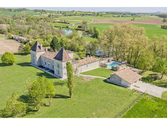 House&nbsp;for sale&nbsp;MONFLANQUIN 47150 Lot-et-Garonne Aquitaine France: Stunning 17th century castle close to the bastide of Monflanquin. Surrounded by the softly undulating countryside of the Lot-et-Garonne and framed by the region’s celebrated medieval bastides, this ...