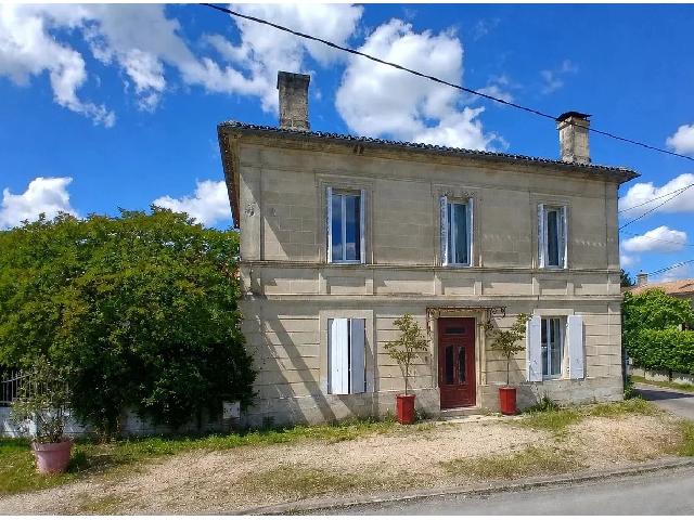 Gîtes/Chambres d'hôtes te koop in&nbsp;GAURIAGUET 33240 Gironde Aquitaine France: Een stenen huis met 8 slaapkamers, 3 gastenverblijven, een zwembad en potentieel voor extra inkomsten. Deze prachtige stenen woning is perfect gelegen op slechts 30 minuten van Bordeaux, met gemakkeli...