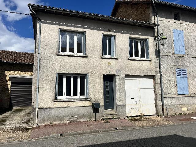 Maison &agrave; vendre &agrave;&nbsp;CUSSAC 87150 Haute-Vienne Limousin France: Spacieuse maison familiale – prix attractif. EN EXCLUSIVITÉ! Située dans un village avec école, supermarché et commerces, cette maison offre un excellent rapport qualité/prix, idéale pour une ...