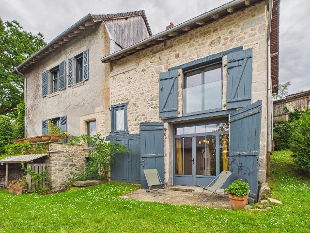 Huis te koop in&nbsp;RILHAC-LASTOURS 87800 Haute-Vienne Limousin Frankrijk: Stijlvol, historisch huis met panoramisch uitzicht! EXCLUSIEF BIJ BEAUX VILLAGES! Met trots presenteren wij dit onberispelijk gerestaureerde stenen pand, gelegen in het pittoreske dorp Rilhac-Lastours...