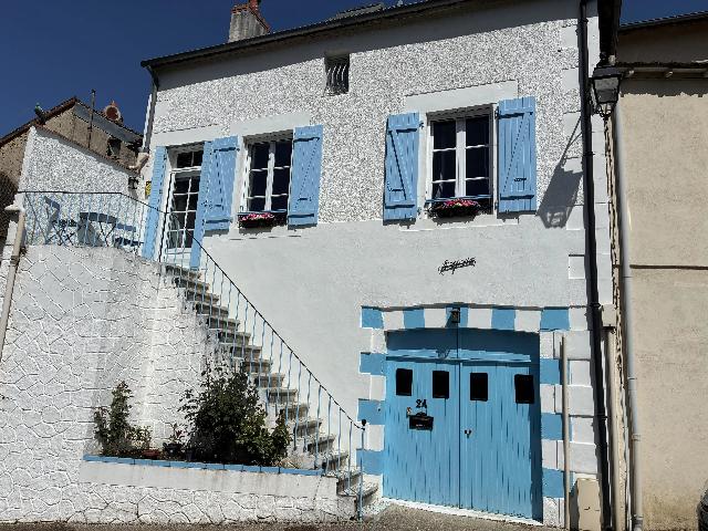 Huis te koop in&nbsp;BRIGUEIL-LE-CHANTRE 86290 Vienne Poitou-Charentes France: Gerenoveerd dorpshuis met verhoogd uitzicht! EXCLUSIEF BIJ BEAUX VILLAGES! Dit is een fantastische woning! Gelegen in een gezellig dorp met een lokale bar en winkel, in goede staat, direct te betrekke...