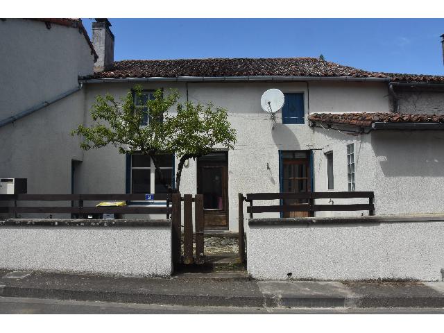 Huis te koop in&nbsp;PAYROUX 86350 Vienne Poitou-Charentes France: Charmant huis met een prachtige tuin. EXCLUSIEF BIJ BEAUX VILLAGES! Als u de authentieke Franse levensstijl wilt omarmen, heeft dit charmante dorpshuis veel te bieden.<br />
<br />
Aan de voorzijde van het pand...