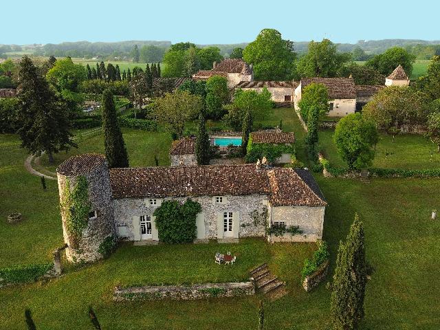 Maison &agrave; vendre &agrave;&nbsp;SAINT-ANTOINE-DE-BREUILH 24230 Dordogne Aquitaine France: Domaine historique avec piscine, verger et vues sur la campagne environnante. Située en position dominante au sein d’un peu plus d’un hectare de terrain arboré, cette propriété de caractère d...