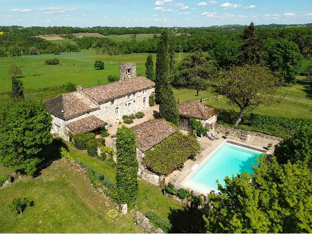 Huis te koop in&nbsp;SAINT-ANTOINE-DE-BREUILH 24230 Dordogne Aquitaine Frankrijk: Historisch landhuis met zwembad, boomgaard en uitzicht over het landschap. EXCLUSIEF BIJ BEAUX VILLAGES! Dit karakteristieke landgoed uit de 13e eeuw, gelegen op een verhoogde positie op een ruim hect...