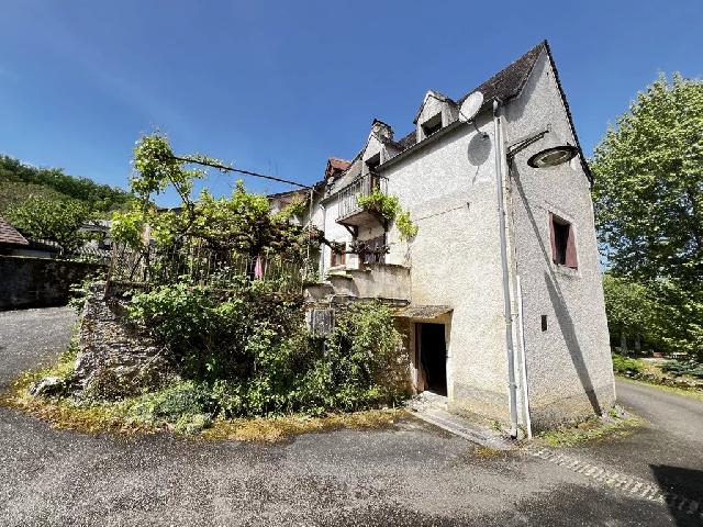 Huis te koop in&nbsp;LAUZÈS 46360 Lot Midi-Pyrénées France: Dorpswoning met een terrein van 8342 m2. Indeling: 3 vertrekken, 2 slaapkamers, 1 badkamer en een woonoppervlakte van 58 m2. Elektrische verwarming....