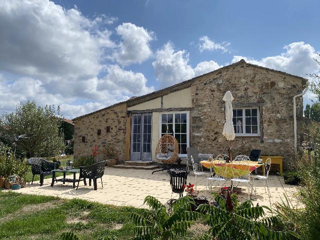 Haus&nbsp;zu verkaufen in&nbsp;SAINT-MARTIAL-SUR-ISOP 87330 Haute-Vienne Frankreich. Hübsches, ebenerdiges Haus mit 3 Schlafzimmern, Scheune und Garten. Das Haus liegt im Dorf Saint-Martial-sur-Isop und bietet ein angenehmes Wohnambiente. Alle Wohnräume befinden sich auf einer Ebene...