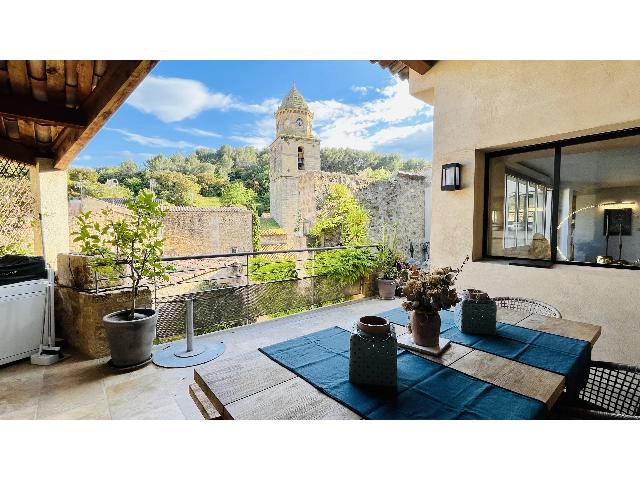 Huis te koop in&nbsp;ROGNES 13840 Bouches-du-Rhône Provence Alpes Côte d'Azur France: Dorpswoning met een terrein van 505 m2 voorzien van een zwembad. Indeling: 6 vertrekken, 4 slaapkamers en een woonoppervlakte van 280 m2....