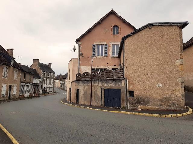 Huis te koop in&nbsp;LA TRIMOUILLE 86290 Vienne Poitou-Charentes Frankrijk: Dorpswoning met een terrein van 227 m2. Indeling: 7 vertrekken, 3 slaapkamers, 2 badkamers en een woonoppervlakte van 113 m2....