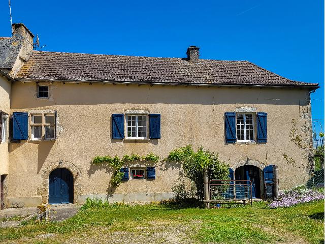Huis te koop in&nbsp;LE BAS SÉGALA 12200 Aveyron Midi-Pyrénées France: Woonhuis met een terrein van 1001 m2. Indeling: 5 vertrekken, 2 slaapkamers, 1 badkamer en een woonoppervlakte van 135 m2. Verwarming op stookolie....
