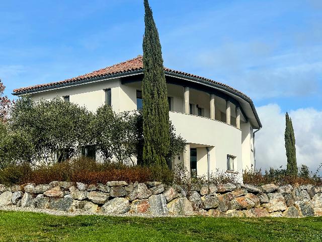 Huis te koop in&nbsp;MIREPOIX 09500 Ariège Midi-Pyrénées France: Woonhuis met een terrein van 5489 m2 voorzien van een zwembad. Indeling: 6 vertrekken, 4 slaapkamers, 5 badkamers en een woonoppervlakte van 235 m2....