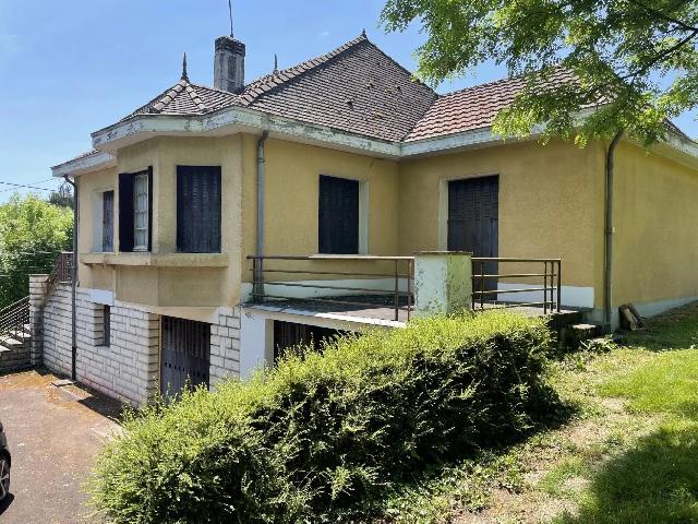 Huis te koop in&nbsp;RIBÉRAC 24600 Dordogne Aquitaine France: Woonhuis met een terrein van 1180 m2. Indeling: 7 vertrekken, 2 slaapkamers, 2 badkamers en een woonoppervlakte van 151 m2. Verwarming op stookolie....