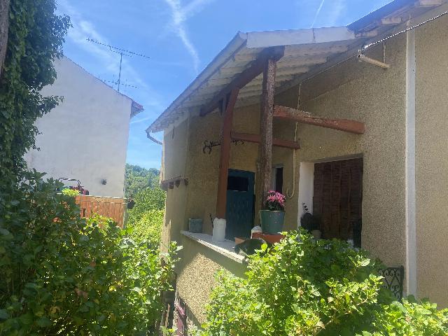 Huis te koop in&nbsp;CHÂTEAUPONSAC 87290 Haute-Vienne Limousin France: Woonhuis met een terrein van 530 m2. Indeling: 4 vertrekken, 3 slaapkamers, 2 badkamers en een woonoppervlakte van 68 m2. Elektrische verwarming....