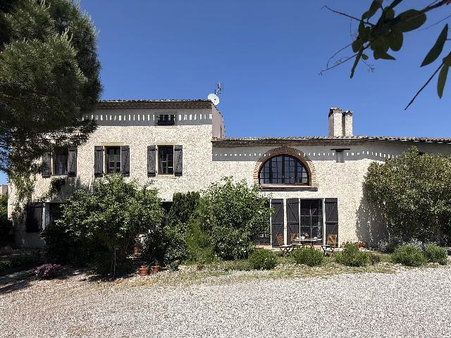 Huis te koop in&nbsp;LIMOUX 11300 Aude Languedoc Roussillon France: Woonhuis met een terrein van 1664 m2 voorzien van een zwembad. Indeling: 9 vertrekken, 5 slaapkamers, 2 badkamers en een woonoppervlakte van 173 m2. Verwarming op stookolie....