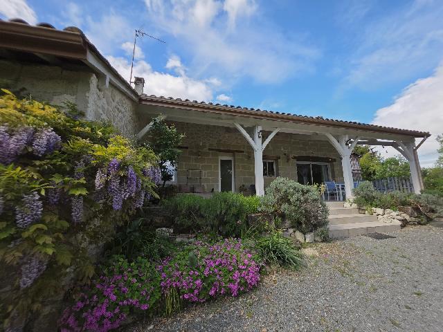 Maison &agrave; vendre &agrave;&nbsp;LAUZUN 47410 Lot-et-Garonne Aquitaine France: Maison de caractère avec granges, verger et terrain. Située dans un environnement paisible et verdoyant, cette charmante maison à usage d’habitation offre un cadre de vie authentique et agréable...