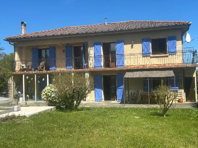 Huis te koop in&nbsp;LAVELANET 09300 Ariège Midi-Pyrénées France: Woonhuis met een terrein van 2513 m2. Indeling: 8 vertrekken, 5 slaapkamers, 2 badkamers en een woonoppervlakte van 166 m2....