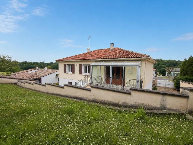 Maison &agrave; vendre &agrave;&nbsp;RUFFEC 16700 Charente Poitou-Charentes France: Maison de ville spacieuse avec jardin, balcon et grand garage – Centre de Ruffec. Idéalement située en plein cœur de Ruffec, cette maison de ville offre un cadre de vie pratique et recherché, à...