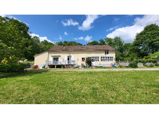 Huis te koop in&nbsp;MAISONNAIS-SUR-TARDOIRE 87440 Haute-Vienne Limousin France: Woonhuis met een terrein van 2343 m2. Indeling: 6 vertrekken, 4 slaapkamers, 1 badkamer en een woonoppervlakte van 134 m2. Elektrische verwarming....