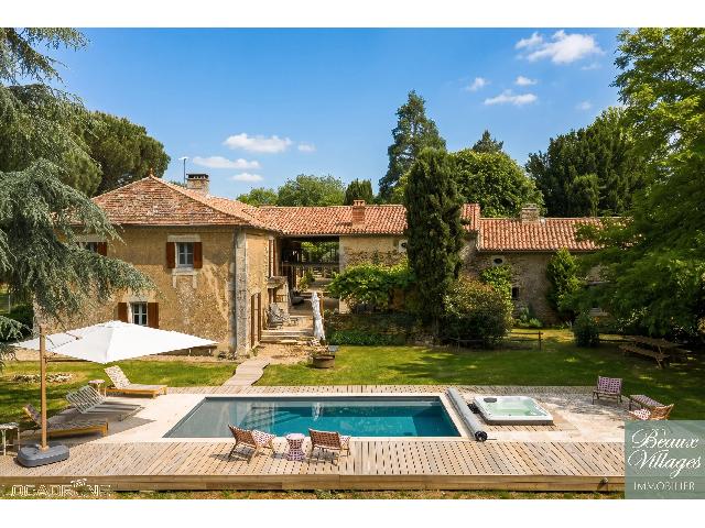 Huis te koop in&nbsp;VERGT 24380 Dordogne Aquitaine France: Woonhuis met een terrein van 4668 m2 voorzien van een zwembad. Indeling: 14 vertrekken, 4 slaapkamers, 4 badkamers en een woonoppervlakte van 408 m2....