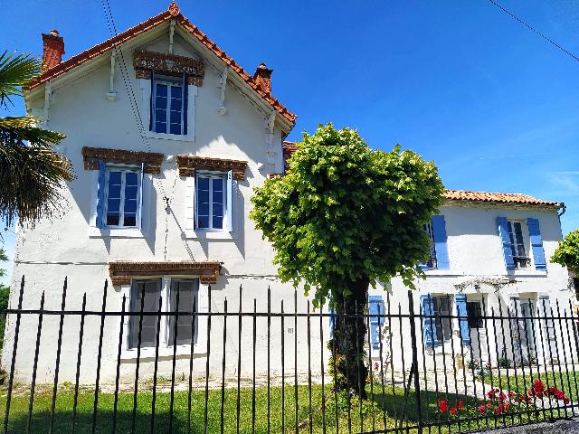 Huis te koop in&nbsp;RIBÉRAC 24600 Dordogne Aquitaine France: Woonhuis met een terrein van 14206 m2 voorzien van een zwembad. Indeling: 21 vertrekken, 14 slaapkamers, 13 badkamers en een woonoppervlakte van 475 m2....