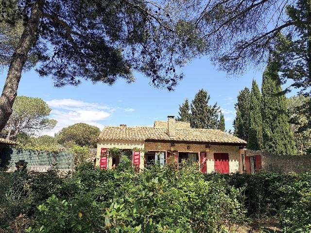 Huis te koop in&nbsp;CARCASSONNE 11000 Aude Languedoc Roussillon France: Woonhuis met een terrein van 6633 m2 voorzien van een zwembad. Indeling: 5 vertrekken, 3 slaapkamers, 3 badkamers en een woonoppervlakte van 83 m2....