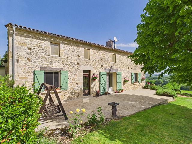 Huis te koop in&nbsp;MONSÉGUR 33580 Gironde Aquitaine France: Woonhuis met een terrein van 22803 m2 voorzien van een zwembad. Indeling: 12 vertrekken, 6 slaapkamers, 3 badkamers en een woonoppervlakte van 383 m2. Elektrische verwarming....