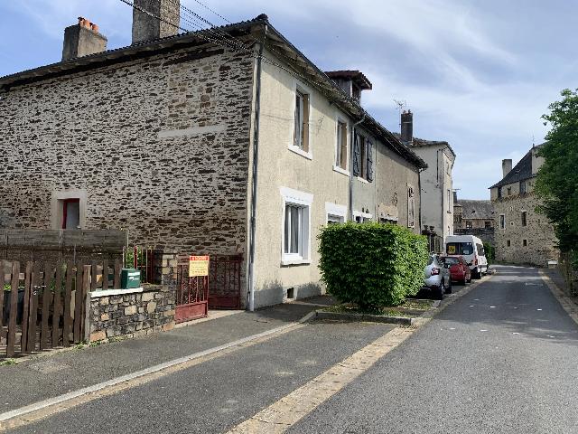 Huis te koop in&nbsp;JUMILHAC-LE-GRAND 24630 Dordogne Aquitaine France: Woonhuis met een terrein van 193 m2. Indeling: 5 vertrekken, 2 slaapkamers, 1 badkamer en een woonoppervlakte van 94 m2. Elektrische verwarming....