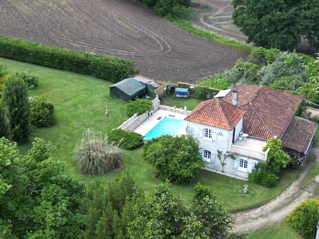 Huis te koop in&nbsp;CHARMANT 16320 Charente Poitou-Charentes France: Woonhuis met een terrein van 3441 m2 voorzien van een zwembad. Indeling: 6 vertrekken, 3 slaapkamers, 2 badkamers en een woonoppervlakte van 138 m2. Verwarming op stookolie....