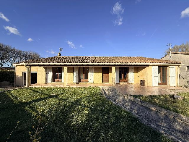 Huis te koop in&nbsp;VILLESISCLE 11150 Aude Languedoc Roussillon France: Woonhuis met een terrein van 590 m2. Indeling: 5 vertrekken, 3 slaapkamers, 1 badkamer en een woonoppervlakte van 132 m2....