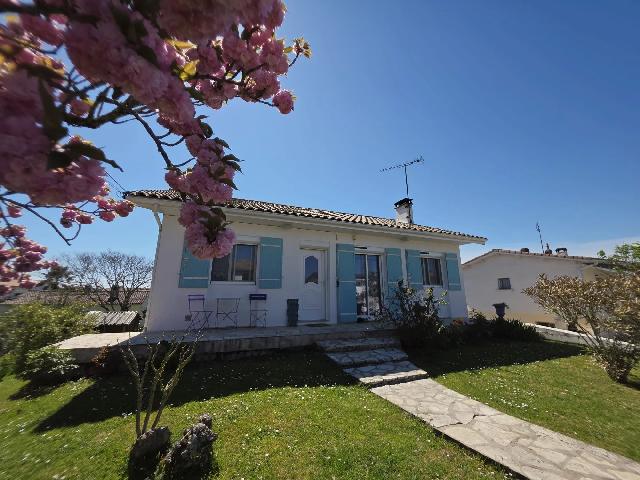 Huis te koop in&nbsp;SAINT-PARDOUX-ISAAC 47800 Lot-et-Garonne Aquitaine Frankrijk: Woonhuis met een terrein van 520 m2. Indeling: 5 vertrekken, 3 slaapkamers, 2 badkamers en een woonoppervlakte van 128 m2....