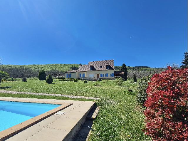 Huis te koop in&nbsp;SOUILLAC 46200 Lot Midi-Pyrénées France: Woonhuis met een terrein van 2879 m2 voorzien van een zwembad. Indeling: 6 vertrekken, 3 slaapkamers, 1 badkamer en een woonoppervlakte van 155 m2....