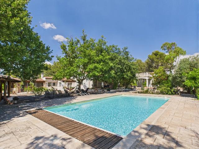 Huis te koop in&nbsp;ÉGUILLES 13510 Bouches-du-Rhône Provence Alpes Côte d'Azur France: Woonhuis met een terrein van 3411 m2 voorzien van een zwembad. Indeling: 14 vertrekken, 7 slaapkamers, 5 badkamers en een woonoppervlakte van 399 m2. Elektrische verwarming....