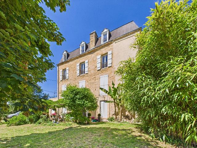 House&nbsp;for sale&nbsp;SARLAT-LA-CANÉDA 24200 Dordogne Aquitaine France: High-Yield Multi-Unit Investment Property with Apartments & Garages | Sarlat-la-Canéda, Dordogne. Rarely does a property combine this level of income potential with this quality of location. Set in t...
