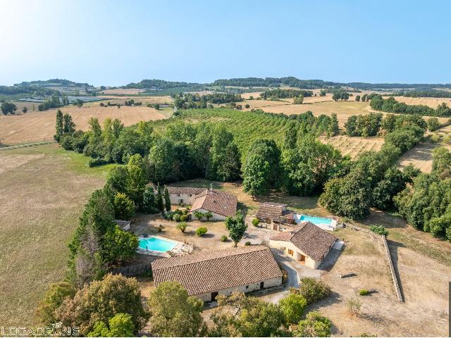 Huis te koop in&nbsp;MONFLANQUIN 47150 Lot-et-Garonne Aquitaine France: Woonhuis met een terrein van 50731 m2 voorzien van een zwembad. Indeling: 18 vertrekken, 11 slaapkamers, 6 badkamers en een woonoppervlakte van 430 m2. Verwarming op stookolie....