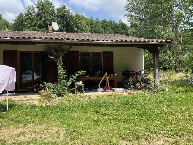 Huis te koop in&nbsp;MARSALÈS 24540 Dordogne Aquitaine France: Woonhuis met een terrein van 2075 m2. Indeling: 7 vertrekken, 5 slaapkamers, 1 badkamer en een woonoppervlakte van 160 m2....