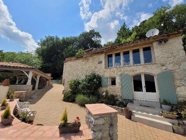 Huis te koop in&nbsp;LAROQUE-TIMBAUT 47340 Lot-et-Garonne Aquitaine France: Woonhuis met een terrein van 28360 m2 voorzien van een zwembad. Indeling: 6 vertrekken, 5 slaapkamers, 3 badkamers en een woonoppervlakte van 260 m2. Verwarming op stookolie....