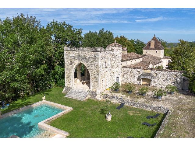 Huis te koop in&nbsp;MONFLANQUIN 47150 Lot-et-Garonne Aquitaine France: Woonhuis met een terrein van 700000 m2 voorzien van een zwembad. Indeling: 15 vertrekken, 9 slaapkamers, 10 badkamers en een woonoppervlakte van 850 m2....
