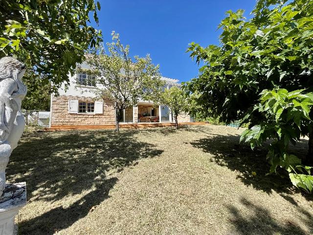 Haus&nbsp;zu verkaufen in&nbsp;VILLENEUVE-SUR-LOT 47300 Lot-et-Garonne Frankreich. Haus mit einem Grundstück von 1546 qm. Anordnung: 6 Räume, 4 Schlafzimmer, 2 Badezimmer und eine Wohnfläche von 184 qm. Heizung auf Heizöl....