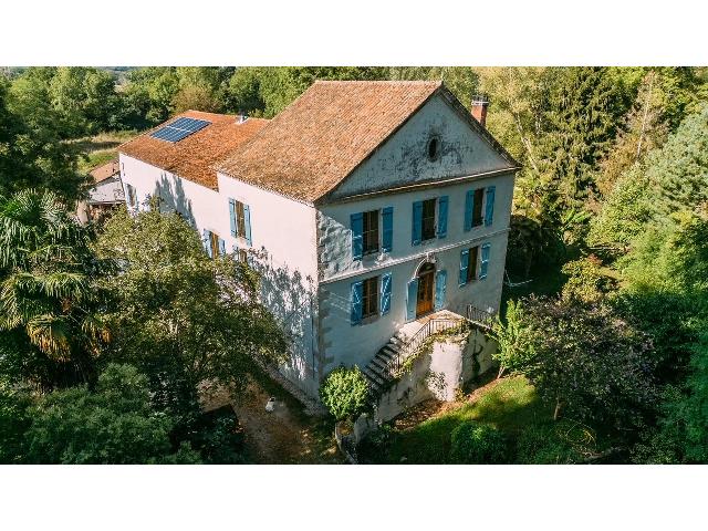 Huis te koop in&nbsp;MÉZIN 47170 Lot-et-Garonne Aquitaine France: Watermolen met een terrein van 22443 m2. Indeling: 9 vertrekken, 8 slaapkamers, 6 badkamers en een woonoppervlakte van 400 m2....