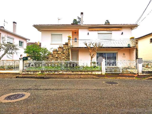 Maison&agrave; vendre &agrave;&nbsp;MOISSAC 82200 Tarn-et-Garonne: Plaisante maison de ville avec son local professionnel. Au cœur de Moissac et de toutes commodités, se trouve cette plaisante maison de ville des années 70 sur deux étages. <br />
Le rez de chaussée d...