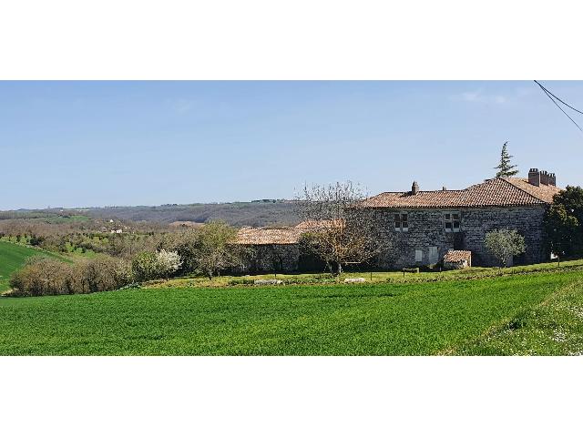 Maison &agrave; vendre &agrave;&nbsp;ENGAYRAC 47470 Lot-et-Garonne Aquitaine France: Magnifique bâtisse, idéalement située. Avec sa vue sur la vallée, cette bâtisse du 16ème, ne laissera pas les amoureux du patrimoine indiffèrent.<br />
Elle a eu de nombreuses vies, la famille de Do...