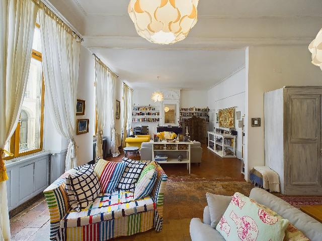Huis te koop in&nbsp;CARCASSONNE 11000 Aude Languedoc Roussillon France: Een statig 17e-eeuws herenhuis in het hart van Carcassonne met dakterras en binnenplaats. Via een typisch Franse binnenplaats betreedt u een kunstenaarswoning met hoge plafonds. Deze oase van rust in ...