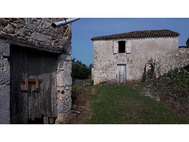 Maison&agrave; vendre &agrave;&nbsp;BOURG-DE-VISA 82190 Tarn-et-Garonne: Magnifique projet de rénovation. Au centre d'un petit village à 10 min. de Montaigu de Quercy. <br />
Maison sur 2 niveaux avec garage indépendant et séchoir à prune. Toiture et murs en bon état, rac...