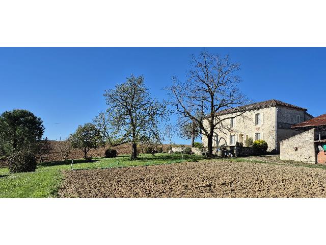 Agrarisch bedrijf te koop in&nbsp;LA SAUVETAT-DE-SAVÈRES 47270 Lot-et-Garonne Aquitaine France: Een woning met diverse bijgebouwen, dicht bij alle voorzieningen. Ideaal gelegen in een rustige, natuurlijke omgeving, is dit object perfect voor potentiële paardensport- en permacultuurprojecten.<br />
<br />...