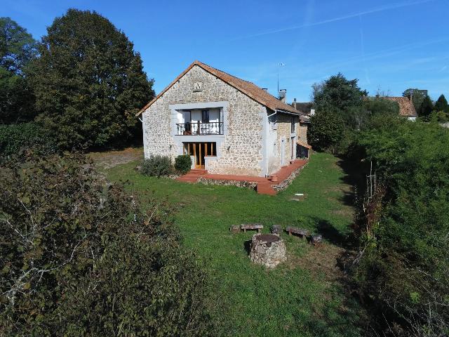 Huis te koop in&nbsp;ABJAT-SUR-BANDIAT 24300 Dordogne Aquitaine France: Gerenoveerde schuur aan het einde van het gehucht. EXCLUSIEF BIJ BEAUX VILLAGES! In het hart van het Périgord Limousin-park, verscholen aan het einde van een gehucht te midden van de natuur en het ru...