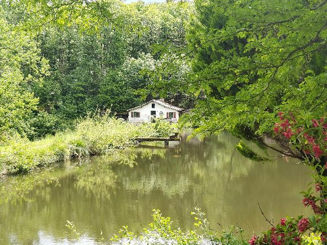Agrarisch bedrijf te koop in&nbsp;AUGIGNAC 24300 Dordogne Aquitaine France: Klein vakantiehuisje met 2 meren. EXCLUSIEF BIJ BEAUX VILLAGES! Ontdek dit unieke object, gelegen in het hart van de ongerepte natuur van de Groene Périgord, ver weg van de drukte, en verscholen in d...