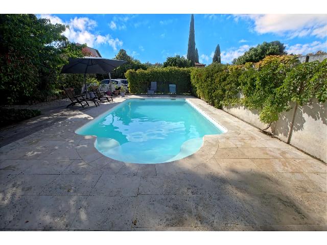 Huis te koop in&nbsp;LE PUY-SAINTE-RÉPARADE 13610 Bouches-du-Rhône Provence Alpes Côte d'Azur France: Dorpswoning met een terrein van 908 m2 voorzien van een zwembad. Indeling: 9 vertrekken, 6 slaapkamers, 4 badkamers en een woonoppervlakte van 208 m2....