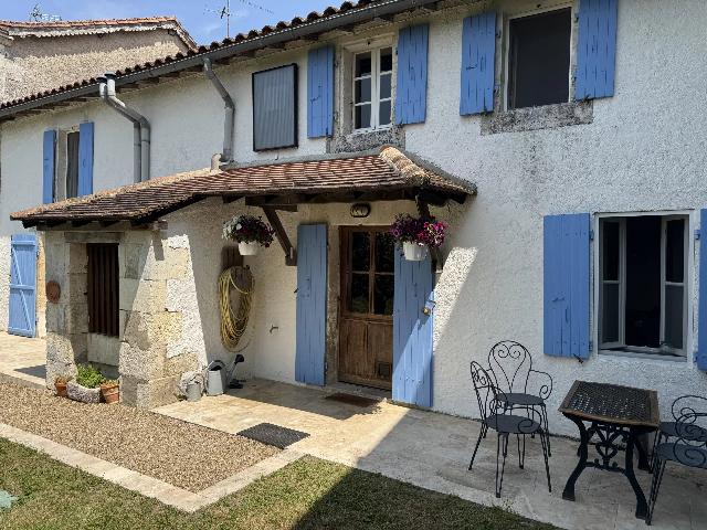 Huis te koop in&nbsp;BERTRIC-BURÉE 24320 Dordogne Aquitaine France: Dorpswoning met een terrein van 582 m2 voorzien van een zwembad. Indeling: 5 vertrekken, 3 slaapkamers, 3 badkamers en een woonoppervlakte van 139 m2. Verwarming op stookolie....