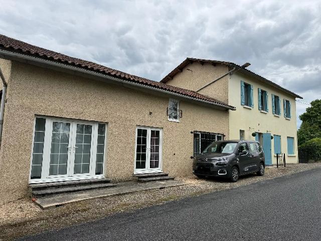 House for sale in&nbsp;CERCOUX 17270 Charente-Maritime Poitou-Charentes France: Specious 4 bed Main House PLUS 2 Bed Second House. Situated in the commune of Cercoux, with its restaurant and shops and a short drive to a larger village with all amenities, sits this charming 4 bedr...