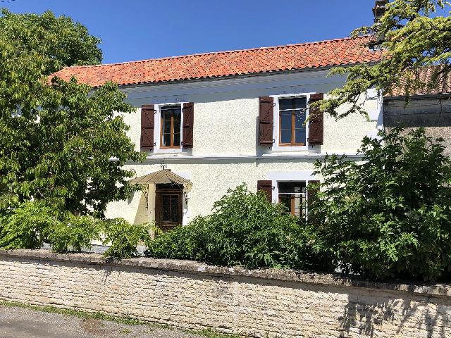 Huis te koop in&nbsp;VILLEMAIN 79110 Deux-Sèvres Poitou-Charentes France: Dorpswoning met een terrein van 1051 m2. Indeling: 10 vertrekken, 4 slaapkamers, 2 badkamers en een woonoppervlakte van 188 m2....